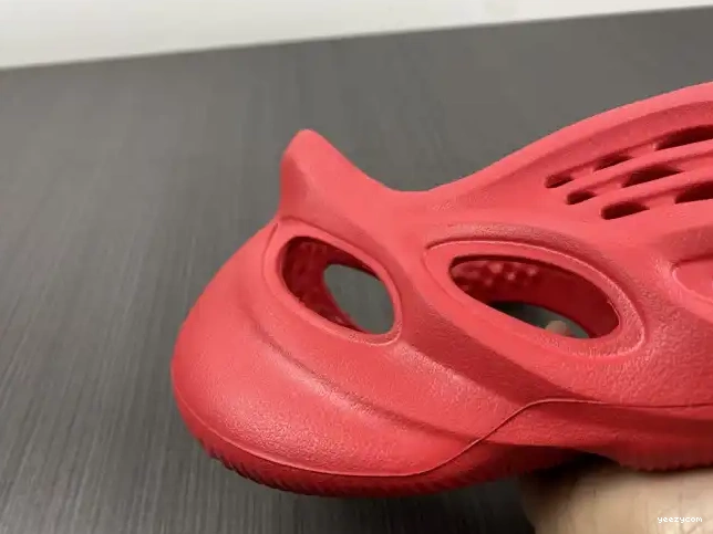 Adidas CW3355 Foam Yeezy Red 0703